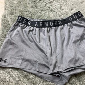 Under armour loose fit women’s shorts large